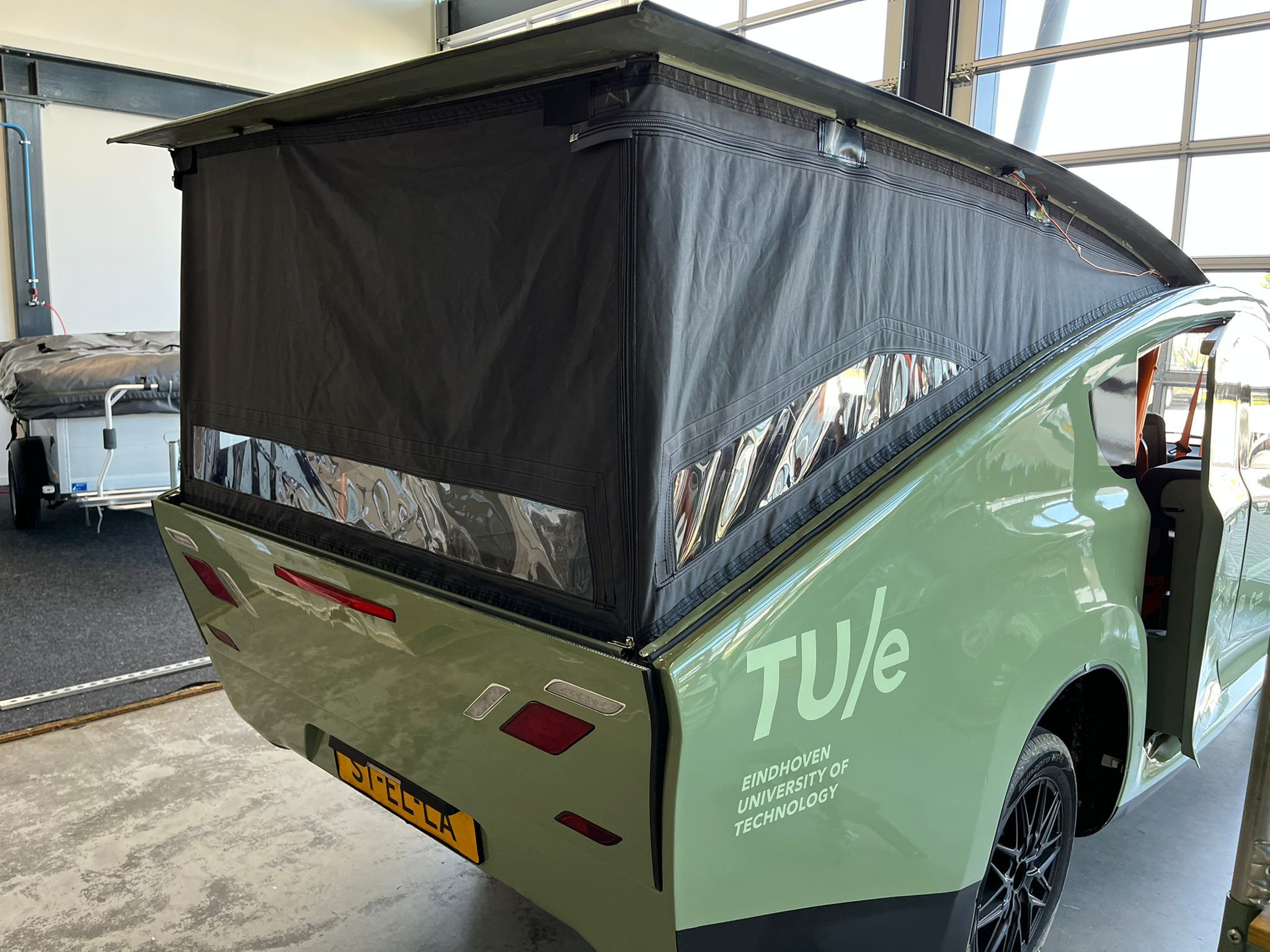 Zonnewagen van Solar Team Eindhoven met Karsten Tent hefdak op weg naar de Sahara 